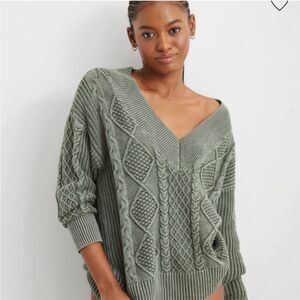 Aerie v neck cable knitted green pull over woman sweater can